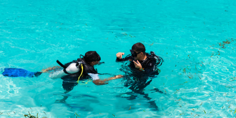 Beginner Scuba Diving Tours In Koh Tao Thailand Diving Instructor in Koh Tao Teaching Scuba Diving Lessons