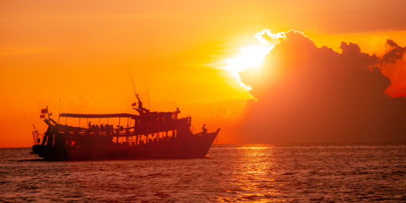 Is Koh Tao Scuba Diving Worth It For Beginners A beautiful sunset with a diving boat in Koh Tao